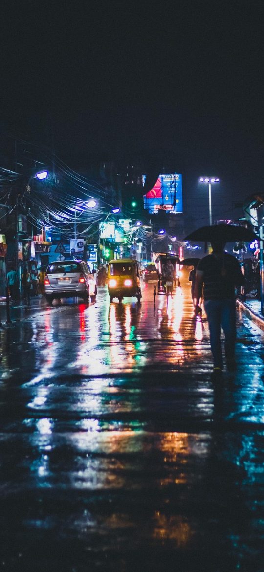 在线观看免费完整版 App 夜间模式界面，深色背景下播放画面与低亮度遮罩滑块同时显示